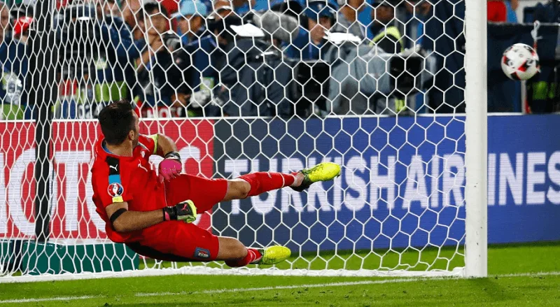 Cú dứt điểm một chạm ở góc hẹp của Sneijder đánh bại thủ thành Gianluigi Buffon.