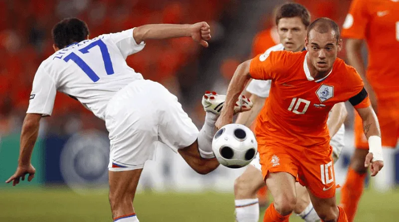 Sơ đồ chiến thuật 4-2-3-1 của Hà Lan giúp giải phóng hoàn toàn năng lượng của Sneijder.