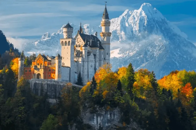 Công trình được khởi công năm 1869 dựa trên trí tưởng tượng lãng mạn của Vua Ludwig II.