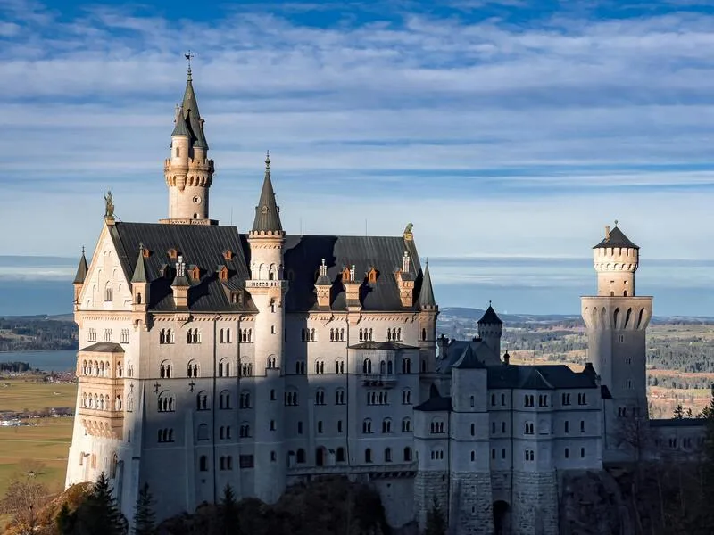 Kiến trúc lãng mạn pha trộn phong cách Trung cổ và Byzantine tạo nên vẻ đẹp nguy nga, độc đáo.