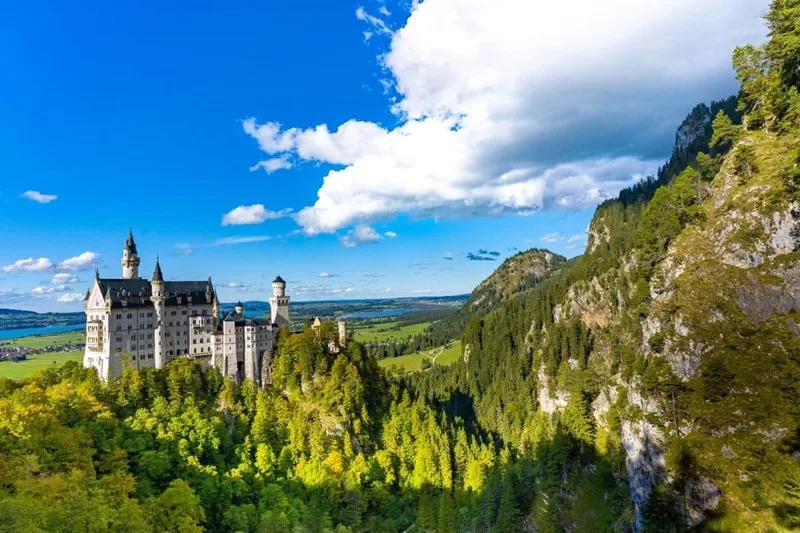 Mỗi mùa tại Neuschwanstein đều mang một vẻ đẹp riêng biệt, thu hút hàng triệu du khách ghé thăm.