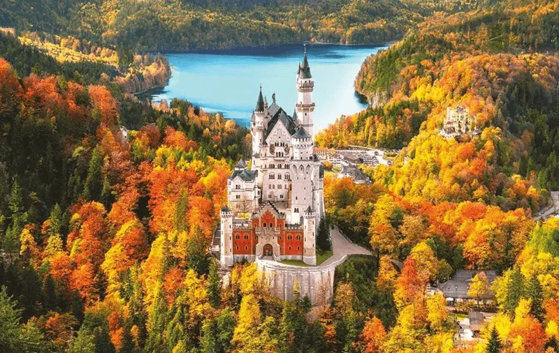 Lâu đài Neuschwanstein ẩn mình giữa dãy Alps hùng vĩ thuộc bang Bavaria, miền nam nước Đức.